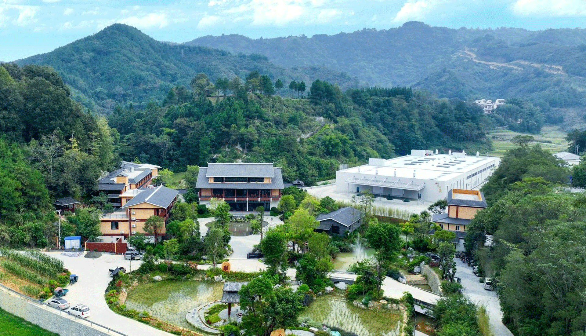 晨雾中的山湖与层峦，长寿之乡山水意境